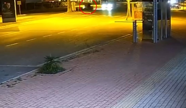 Otomobilin çarptığı motosikletli hayatını kaybetti