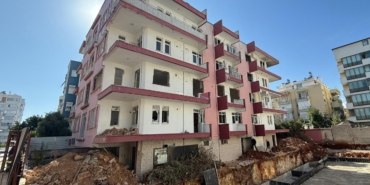 4 katlı metruk binada yangın çıktı; 1 erkek cesedi bulundu