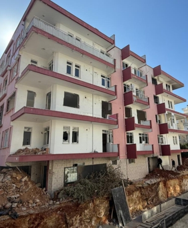 4 katlı metruk binada yangın çıktı; 1 erkek cesedi bulundu