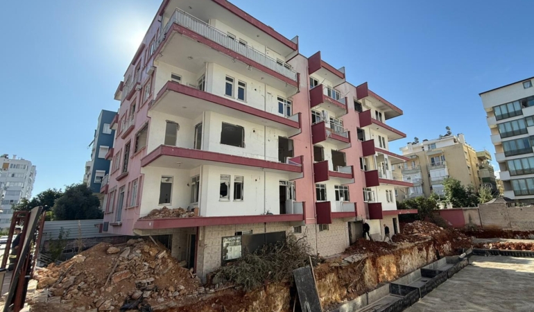 4 katlı metruk binada yangın çıktı; 1 erkek cesedi bulundu