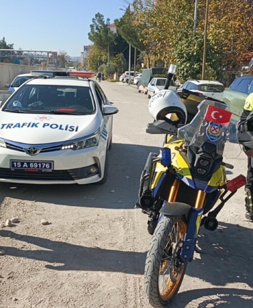 Motosikletli polise çarpıp kaçan sürücüye ceza