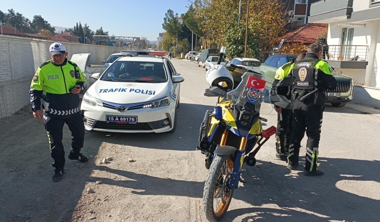 Motosikletli polise çarpıp kaçan sürücüye ceza