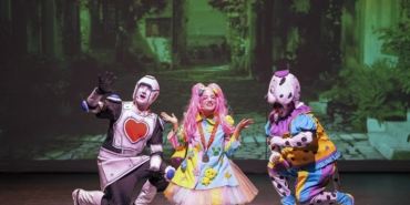 ‘Dino Ormanı’ ile miniklerin neşeli sesleri sahneyi doldurdu