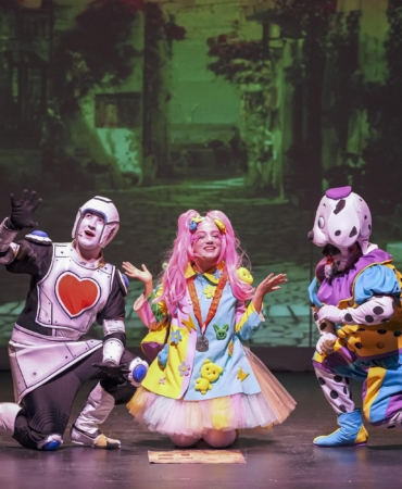 ‘Dino Ormanı’ ile miniklerin neşeli sesleri sahneyi doldurdu