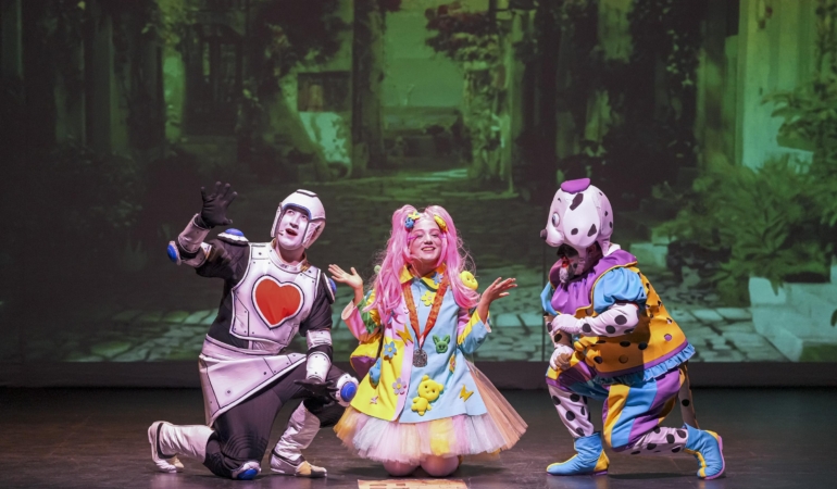 ‘Dino Ormanı’ ile miniklerin neşeli sesleri sahneyi doldurdu