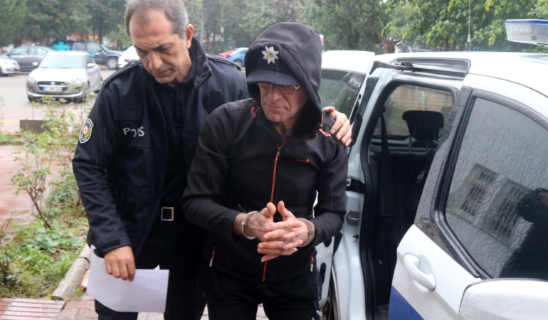 Komşusunun evinin kapısına elektrikli düzenek kuran sanık, ‘İnsan hemen ölmez’ diye kendini savundu