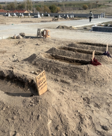 Zehirlenme şüphesiyle hayatını kaybeden aile; baba, 2 çocuğu ve eşinin yanına defnedildi