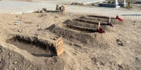 Zehirlenme şüphesiyle hayatını kaybeden aile; baba, 2 çocuğu ve eşinin yanına defnedildi