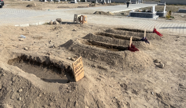 Zehirlenme şüphesiyle hayatını kaybeden aile; baba, 2 çocuğu ve eşinin yanına defnedildi