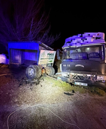 Otomobille kamyonet çarpıştı: 1 ölü, 1 yaralı