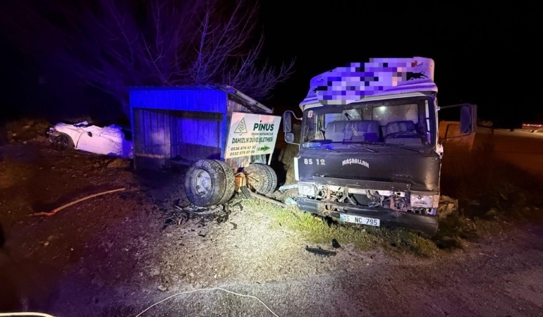 Otomobille kamyonet çarpıştı: 1 ölü, 1 yaralı
