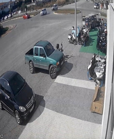 Otomobillerin çarpıştığı kaza kamerada