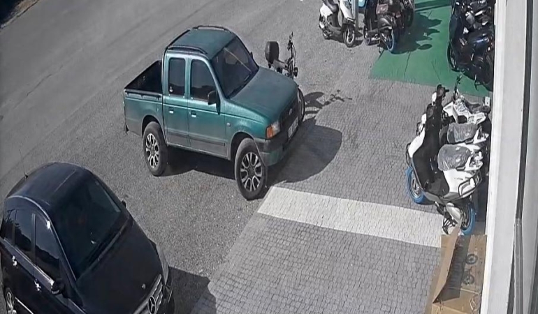 Otomobillerin çarpıştığı kaza kamerada