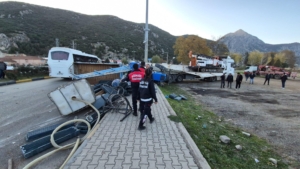 Kaldırıma çarpan TIR’da yüklü traktör yola düştü