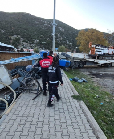 Kaldırıma çarpan TIR’da yüklü traktör yola düştü