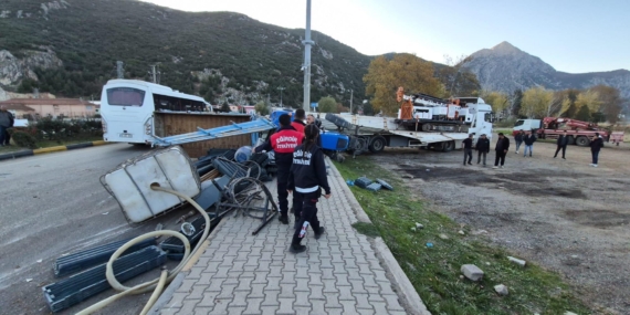 Kaldırıma çarpan TIR’da yüklü traktör yola düştü