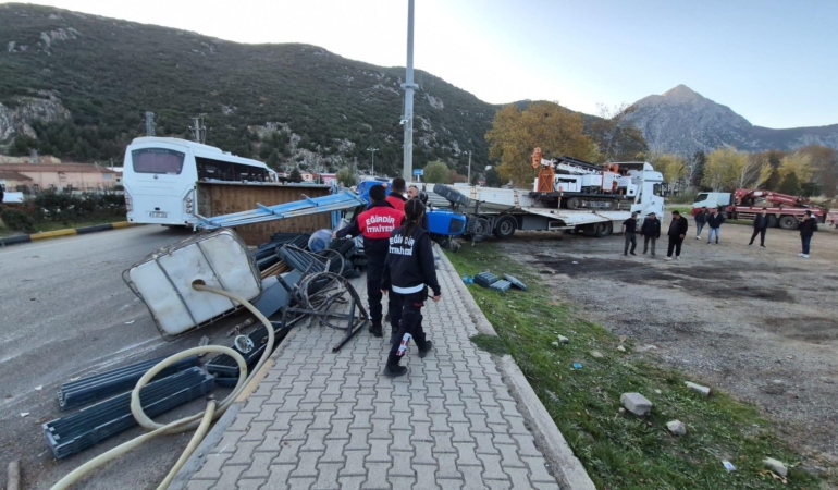 Kaldırıma çarpan TIR’da yüklü traktör yola düştü