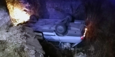 Köpeğe çarpmamak için manevra yapınca otomobiliyle kanala düştü