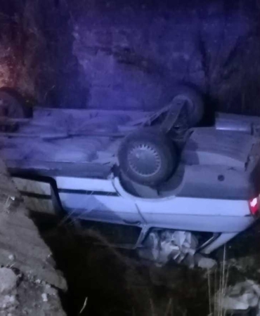 Köpeğe çarpmamak için manevra yapınca otomobiliyle kanala düştü