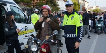 ‘Kaskın Varsa Şansın da Var’ projesi kapsamında sürücülere kask dağıtıldı