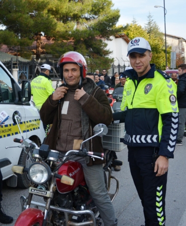 ‘Kaskın Varsa Şansın da Var’ projesi kapsamında sürücülere kask dağıtıldı