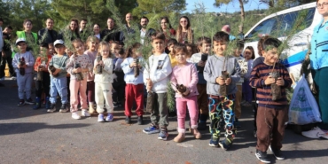 Öğrenciler yanan ormanlık alana fidan dikti