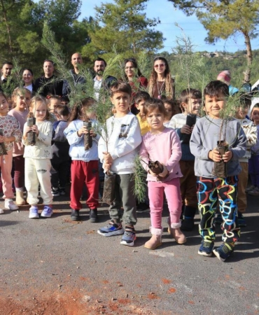 Öğrenciler yanan ormanlık alana fidan dikti