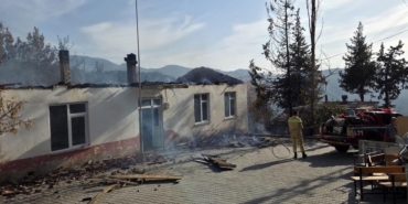 Eski okul binası yandı