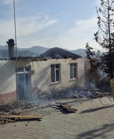 Eski okul binası yandı