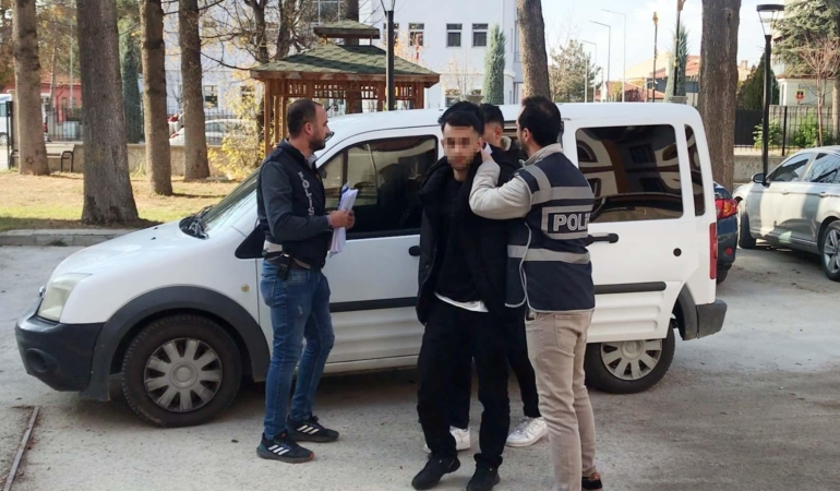 Telefonla aradıkları kadını 2 milyon lira dolandıran şüpheliler, Bilecik’te yakalandı