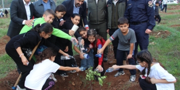 Fidanlara can suyunu öğrenciler verdi