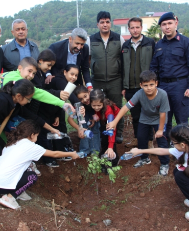 Fidanlara can suyunu öğrenciler verdi