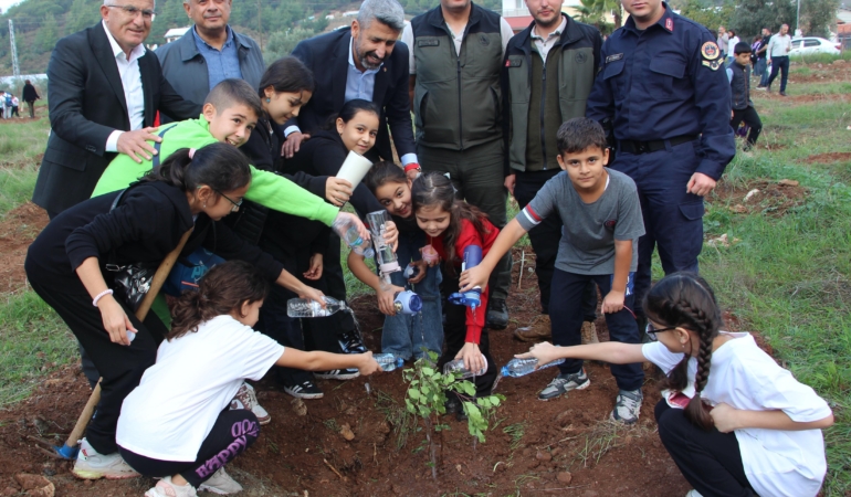 Fidanlara can suyunu öğrenciler verdi