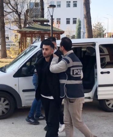 Telefonla aradıkları kadını 2 milyon lira dolandıran şüpheliler, tutuklandı (3)