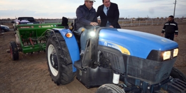 Kaymakam traktörle buğday ekti