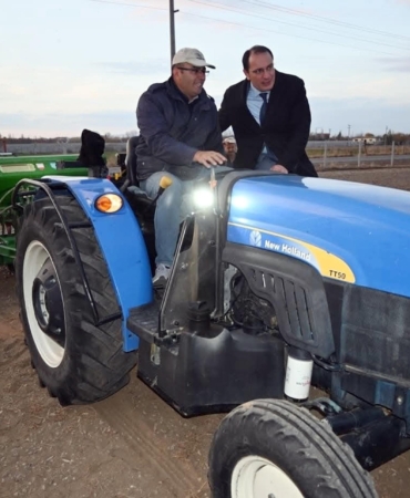 Kaymakam traktörle buğday ekti