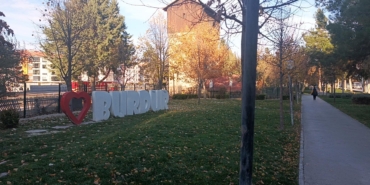 Okul çıkışı buluştukları parkta kız öğrenciyi darbettiler