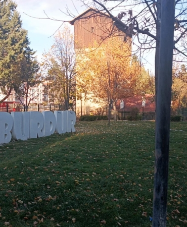 Okul çıkışı buluştukları parkta kız öğrenciyi darbettiler