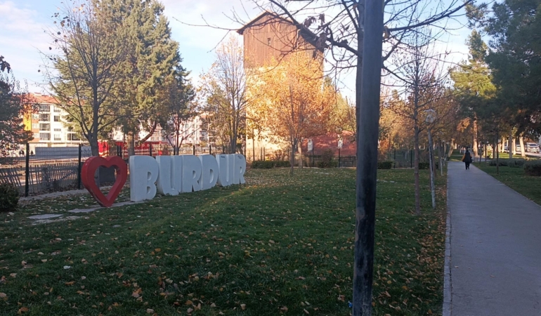 Okul çıkışı buluştukları parkta kız öğrenciyi darbettiler