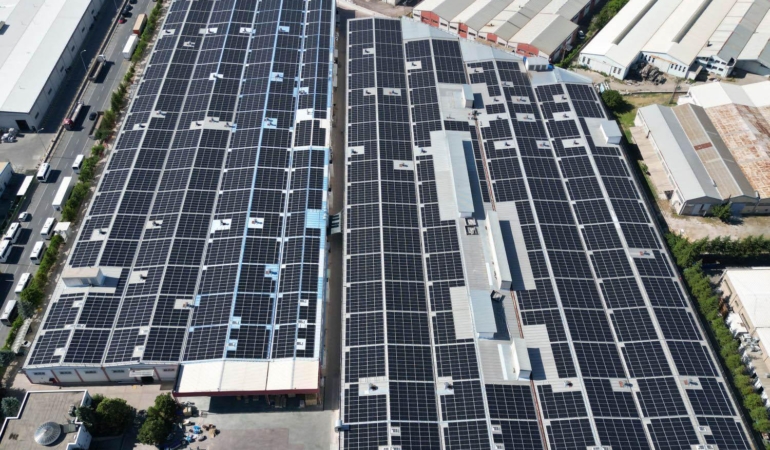 Bir fabrikanın çatısı daha GES’lendi