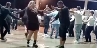 Sağanakla düğün pisti suyla doldu, davetliler aldırmadan oynadı