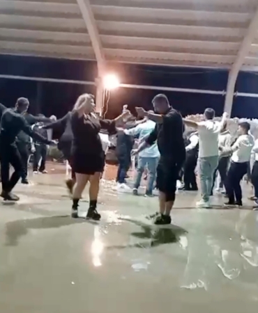 Sağanakla düğün pisti suyla doldu, davetliler aldırmadan oynadı