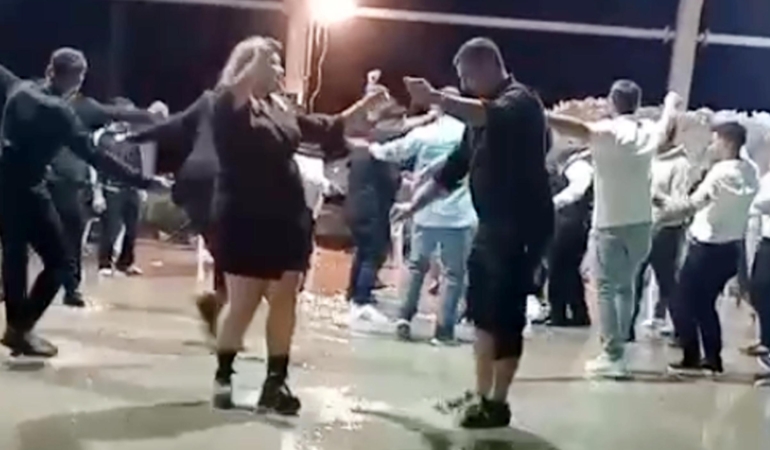 Sağanakla düğün pisti suyla doldu, davetliler aldırmadan oynadı