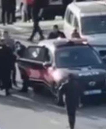 Büyükçekmece’de adliye önünde bıçaklı kavga; üvey annesinin kardeşini bıçaklayan şüpheli gözaltında