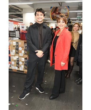 MediaMarkt’ın ‘Rengarenk Şahane Cuma’sını Ezgi Mola ve Berk Keklik başlattı