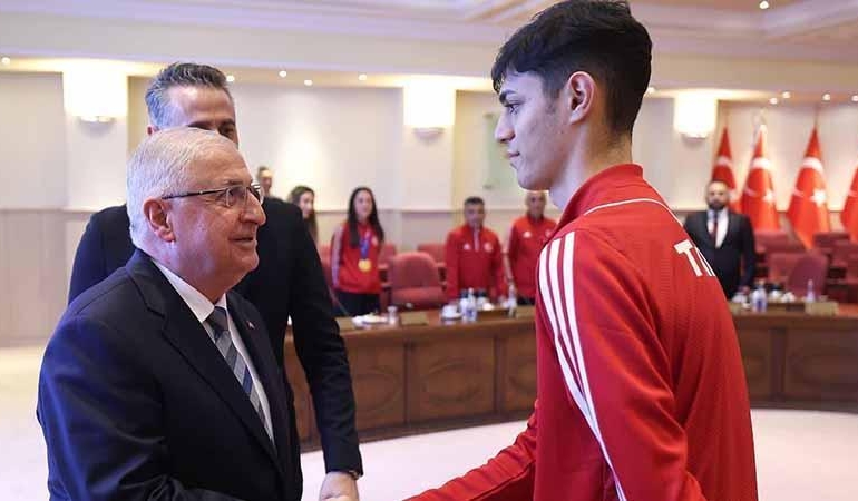 Bakan Güler, Taekwondo Milli Takımı’nı kabul etti