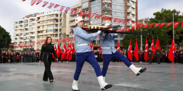 Antalya’da Atatürk için saygı duruşu yapıldı