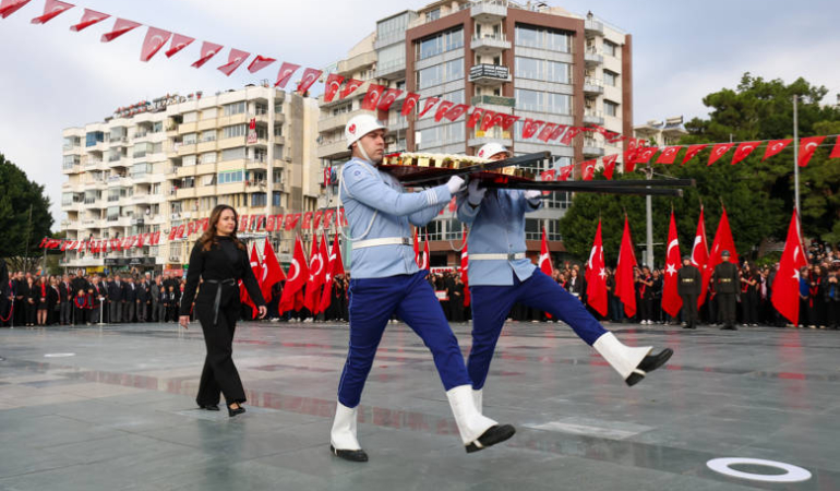 Antalya’da Atatürk için saygı duruşu yapıldı