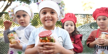 Miniklerden Turşu Kurma Etkinliği Neşesi!