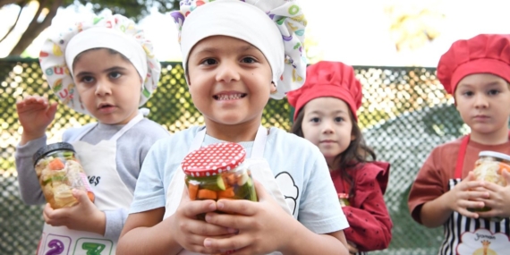Miniklerden Turşu Kurma Etkinliği Neşesi!
